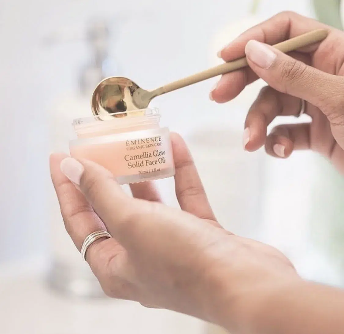 Eminence Camellia Glow Solid Face Oil wordt uitgeschept