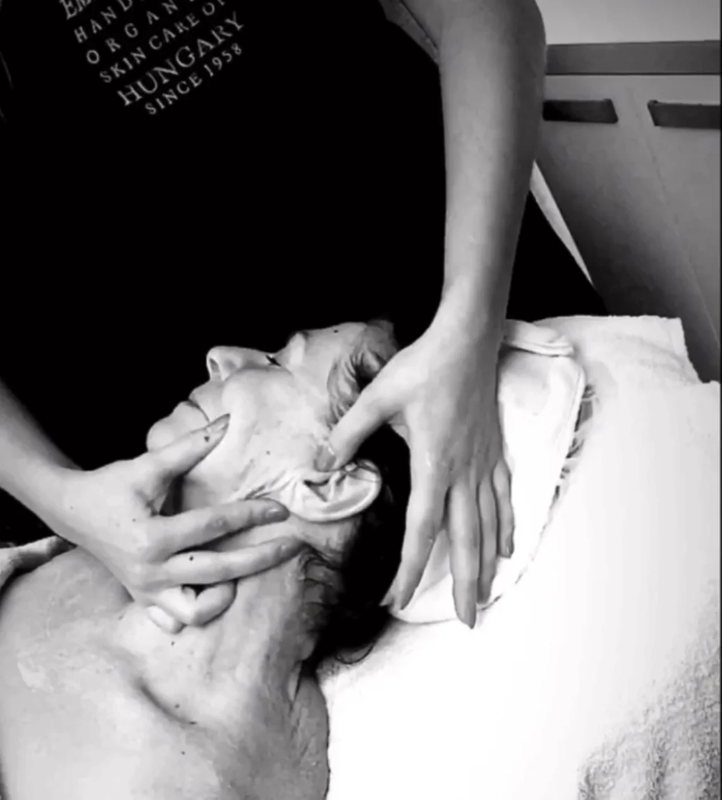 Gezichts- en nekmassage tijdens de Organic Touch Treatment